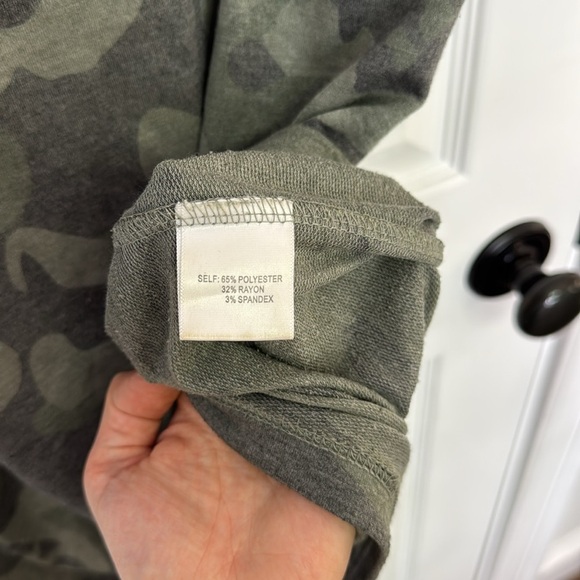 Jane and Delancey Green Casual Raglan Long Sleeve Shirt - Picture 5 of 9